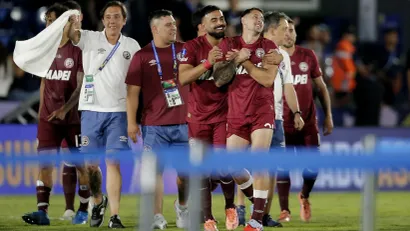 Igrači Lanusa (©Reuters)