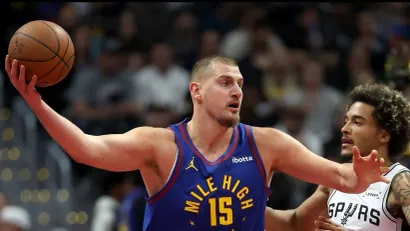 Nikola Jokić i Džeremi Sočan (AFP)