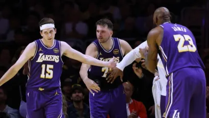 Ostin Rivs, Luka Dončić i Lebron Džejms (AFP)