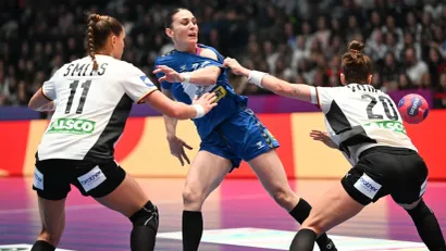 Jovana Skrobić u duelu sa dvema Nemicama (©AFP)