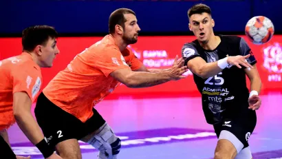 Veljko Popović u deulu sa rukometašima Kadetena (©Starsport)