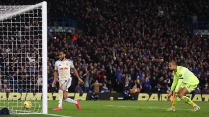 Momenat kad Kalvert Luin matira Sančeza (©Reuters)