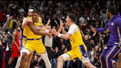 Ostin Rivs i Rui Hačimura (AFP)