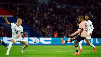 Bredli Barkola (PSŽ) šutira na gol Rena