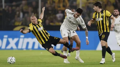 Lazetić protiv AEK-a (©Reuters)