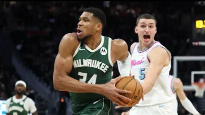 Janis Adetokunbo i Nikola Jović (AFP)