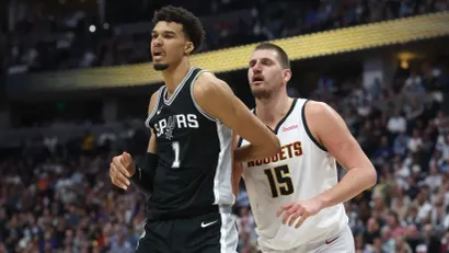 Viktor Vembanjama i Nikola Jokić (AFP)