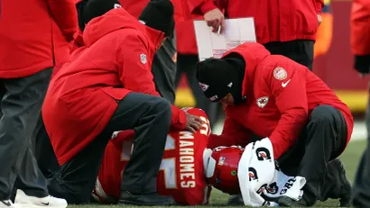 Mahoms na travi, Čifsi u nokadaunu (©AFP)