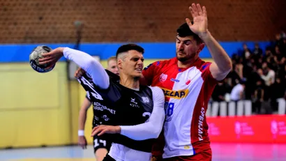 Veljko Popović u duelu sa Milanom Jovanovićem (©Starsport)