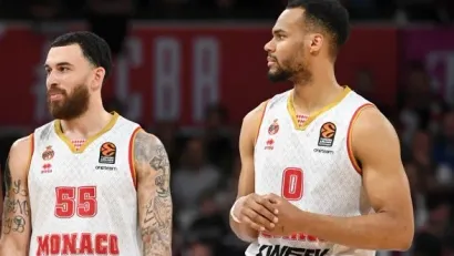 Majk Džejms i Eli Okobo (©AFP)