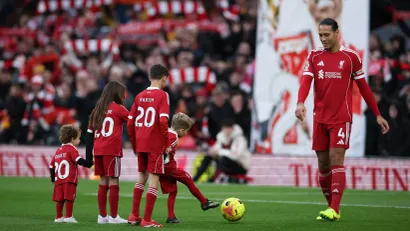 Virdžil van dajk sa Žotinom decom (©Reuters)