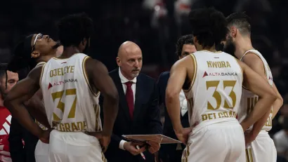 Saša Obradović i košarkaši Crvene zvezde (©Star Sport)