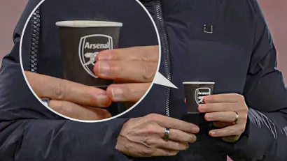 Zalepio se maler za ovog čoveka i neće da pusti: Tomas Frank pio espreso iz Arsenalove čaše