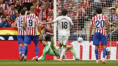 Detalj sa prvenstvenog okršaja madridskih timova (©Reuters)