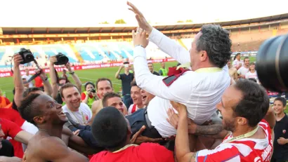 Slaviša Stojanović na rukama igrača posle osvojene titule (©MN Press)