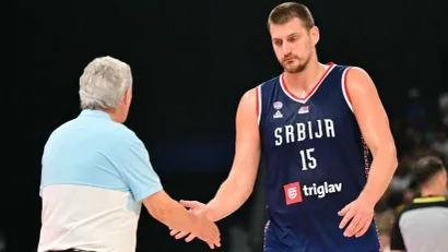 Svetislav Pešić i Nikola Jokić (©AFP)