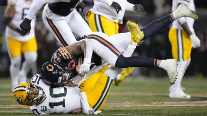 Ostin Buker iz Čikaga u grubom nasrtaju na Džordana Lava, kvoterbeka Grin Beja (©AFP)
