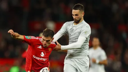 Fudbaler Barnslija Adam Filips u duelu sa Manuelom Ugarteom (©Reuters)