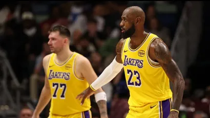 Luka Dončić i Lebron Džejms (AFP)