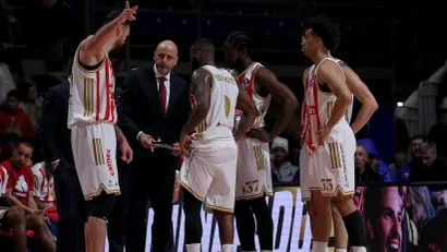 Saša Obradović i košarkaši Zvezde (©Star Sport)