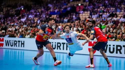 Lazar Kukić između Serdija i Garsijandije (©Rukometni savez Srbije)