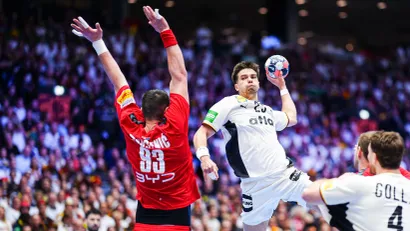 Renars Uščins šutira pored bloka Mijajla Marsenića (©guliverimages.com)