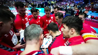 Raul Gonzales daje instrukcije igračima (©Rukometni savez Srbije)