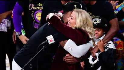 Lebron Džejms i Džini Bas (AFP)