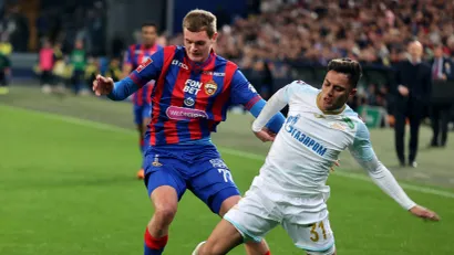 Ilija Agapov u dresu CSKA Moskve u duelu sa Gustavom Mantuanom iz Zenita(©Gulliver)