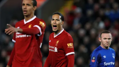 Van Dajk i Runi dok su delili teren (©Reuters)