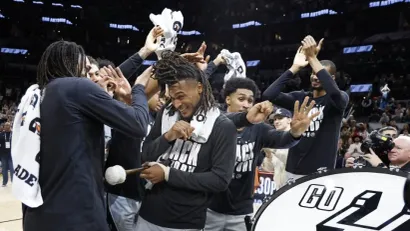 Stefon Kesl okružen saigračima (©AFP)