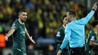 Rodri u razgovoru sa sudijom (©Reuters)