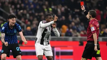 Detalj kada Kalulu dobija drugi žuti karton (AFP)