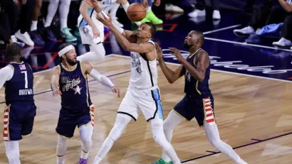 Viktor Vembanjama na Ol star meču (©AFP)