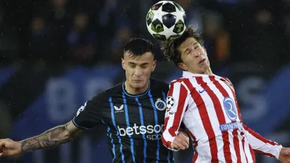 Aleksandar Stanković i Đulijano Simeone (©Reuters)