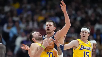 Nikola Jokić i Luka Dončić (©AP Photo/David Zalubowski)
