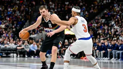 Nikola Jokić i Džoš Hart (©AFP)