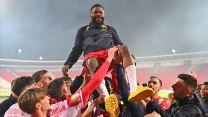 Kanga na rukama igrača Zvezde proteklog proleća (©MN Press)