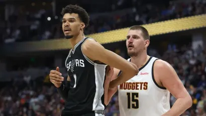 Nikola Jokić i Viktor Vembanjama (AFP)