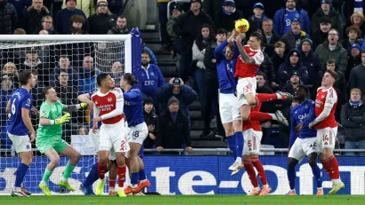 Džejk O'Brajen (Everton) i Rikardo Kalafjori (Arsenal)