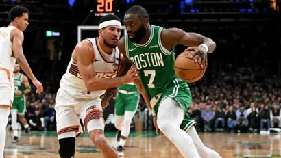 Devin Buker i Džejlen Braun (©AFP)