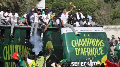 Slavljenički autobus Senegala (©Reuters)