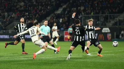 Florijan Toven (Lans) šutira na gol Anžea