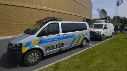 Policija ispred prostorija FS Češke (AFP)