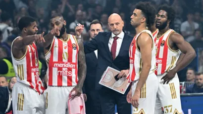 Saša Obradovič i igrači Crvene zvezde (©MN Press)