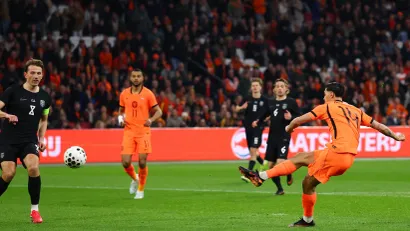 Šmekerska peta Larsena umalo utišala Amsterdam: Refleksna reakcija Verbrugena spasila Holanđane