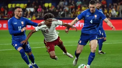 Filip Kostić i Nikola Milenković protiv Lamina Jamala (©AFP)