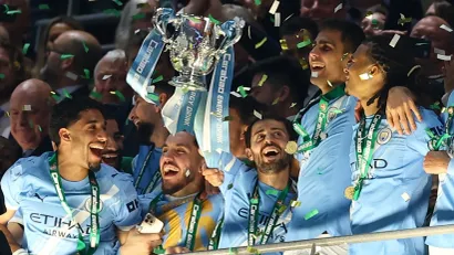 Bernardo Silva sa peharom Liga kupa (©Reuters)