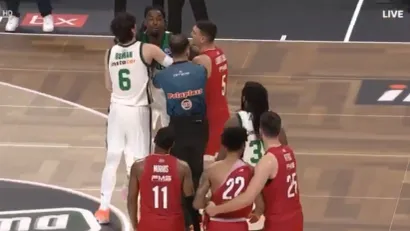 Frka u Atini: Dorsi se sukobio sa Nanom, dohvatio ga Lesor i – pocepao mu dres (VIDEO)