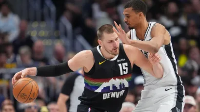 Nikola Jokić i Viktor Vembanjama (Guliver/AP Photo/David Zalubowski)